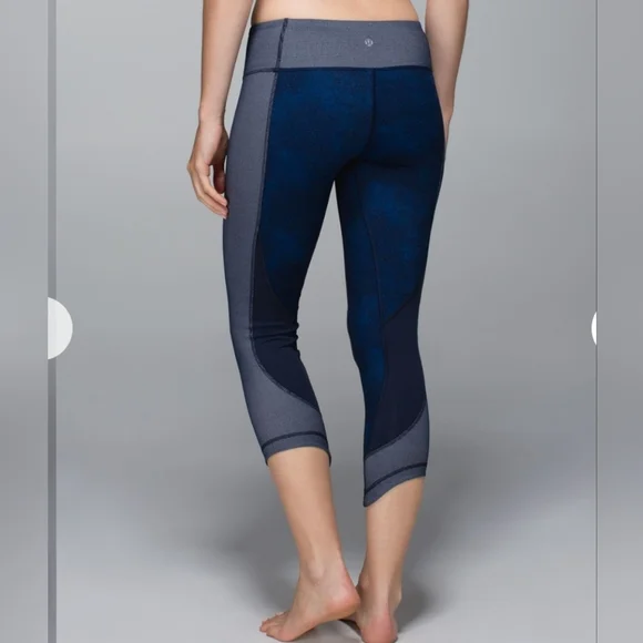 LULULEMON *Special Edition* Wunder Under Crop - Blue/Black/White - Size 4 - Picture 9 of 13
